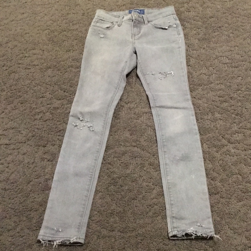 The have rips on each side and they’re stretchy💘.